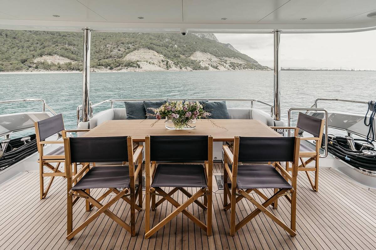 Cockpit dining