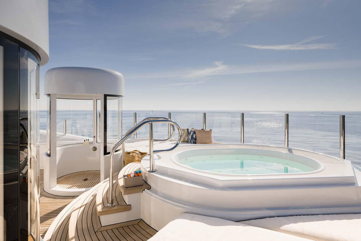 Sundeck Jacuzzi