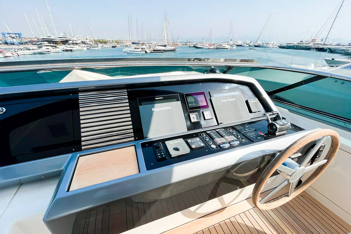 Flybridge helm station