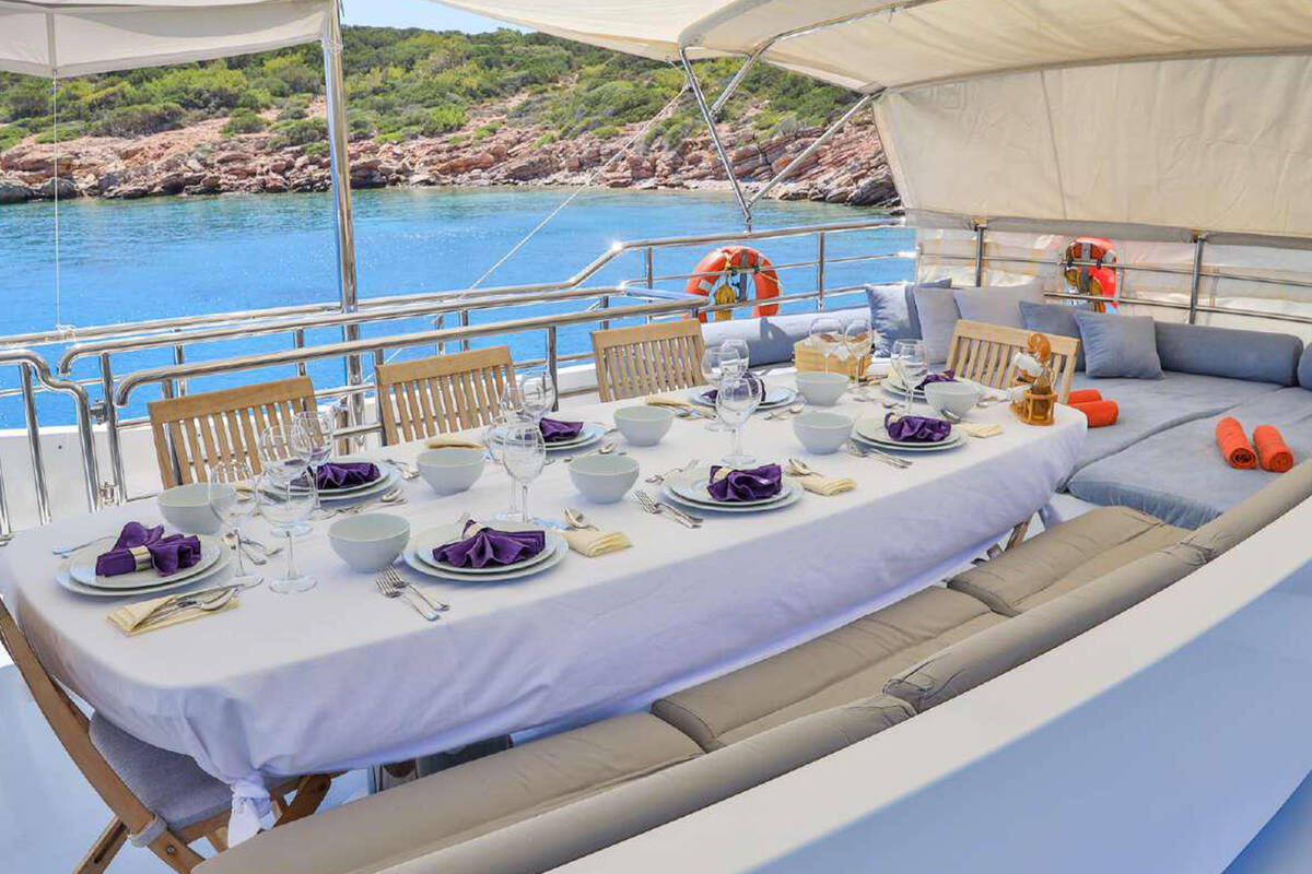  Dining area on deck