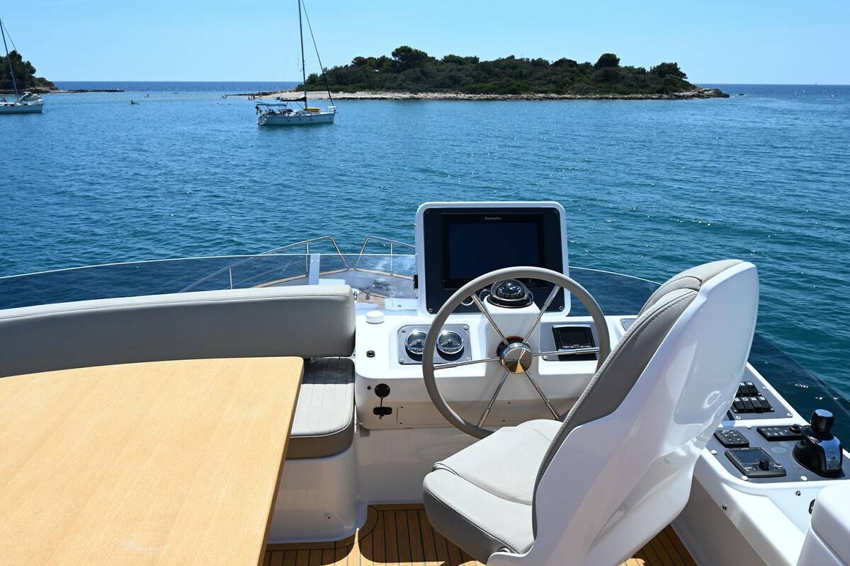 Helm station on flybridge