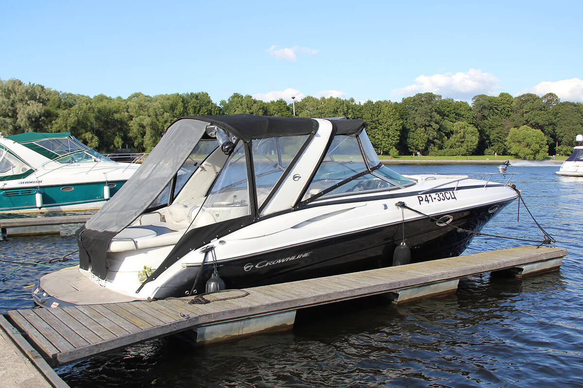 The exterior of the Crownline 315SCR 2008