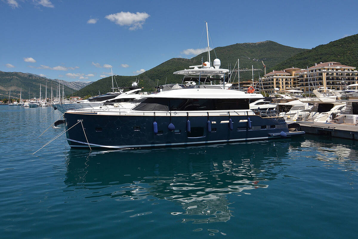 Exterior Azimut Magellano 76