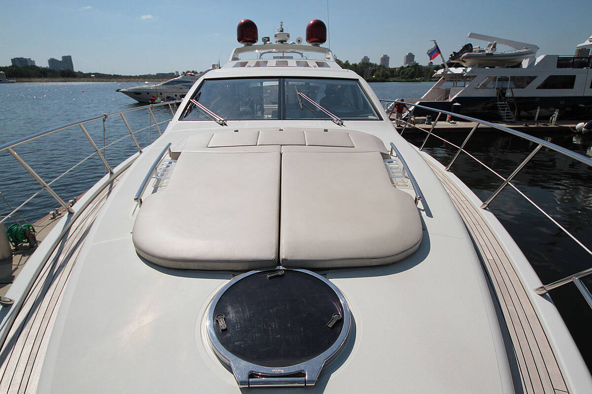 The bow section with lounge chairs for sunbathing Azimut 68S - 2008