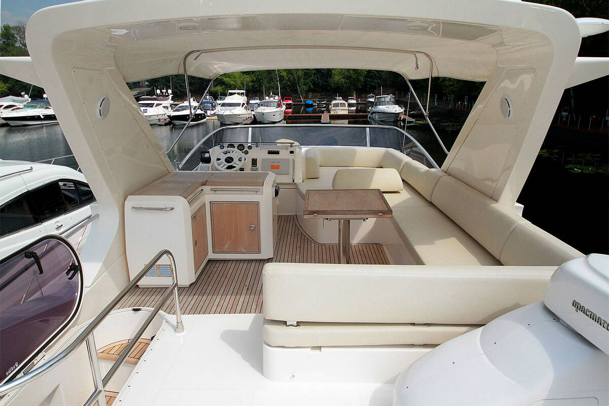 Flybridge. Exterior Azimut 58