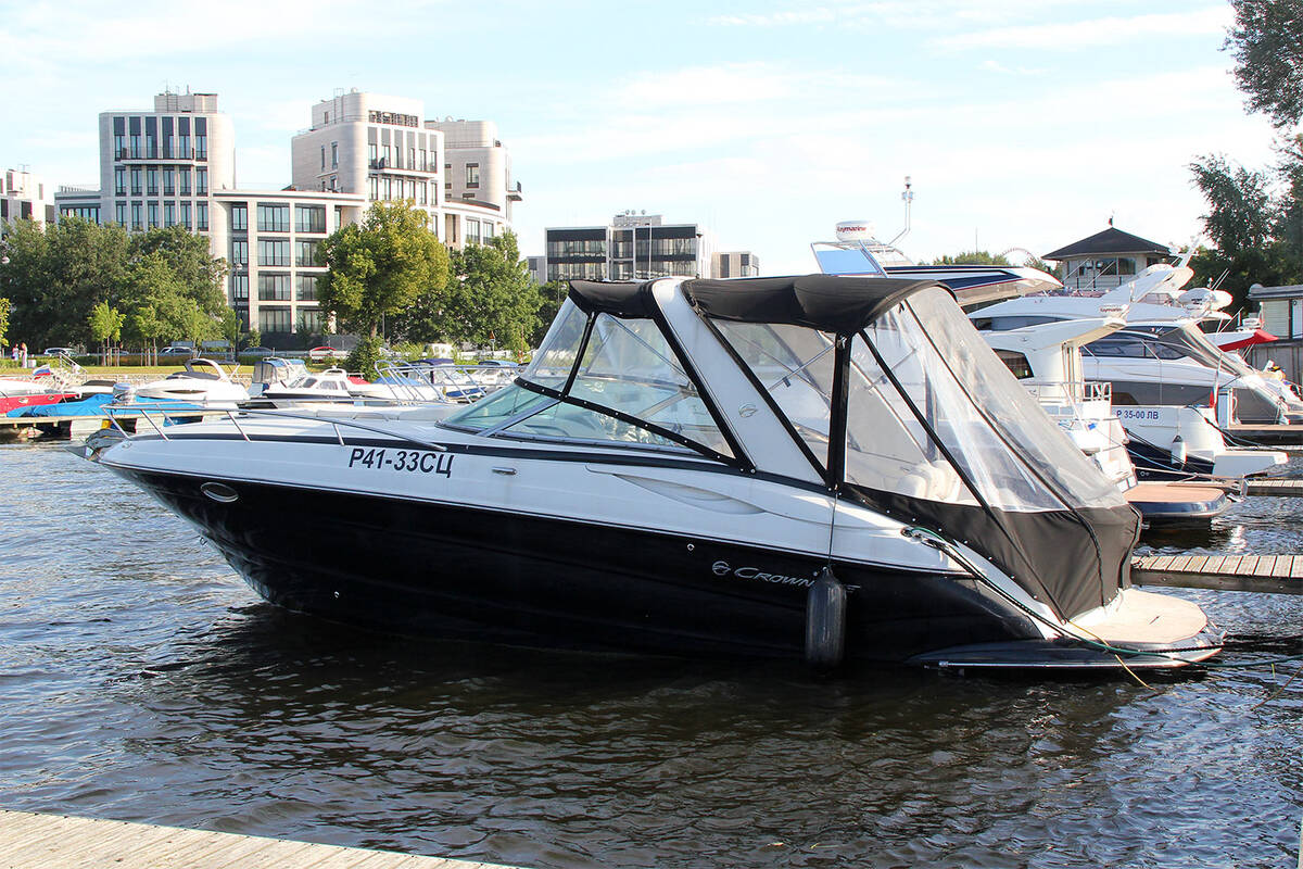 The exterior of the Crownline 315SCR 2008