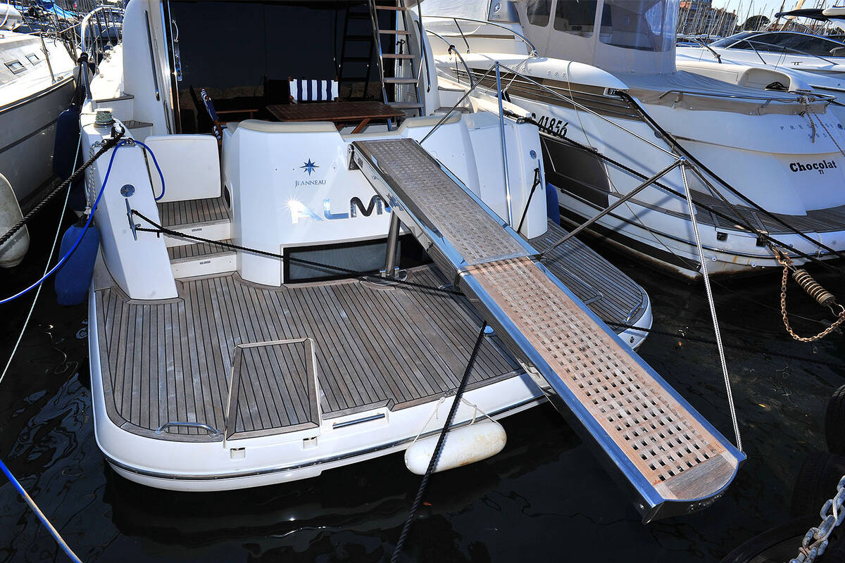 Hydraulic gangway
