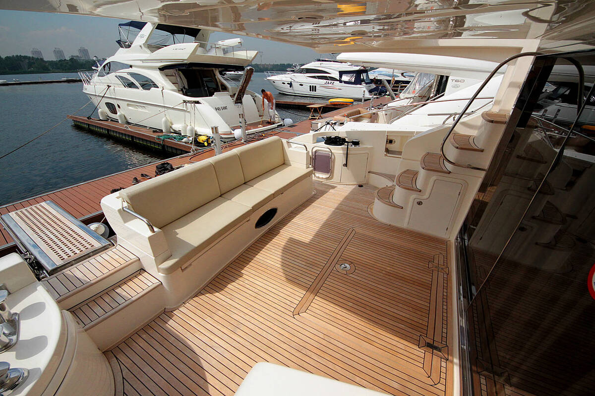 Cockpit. Exterior Azimut 58