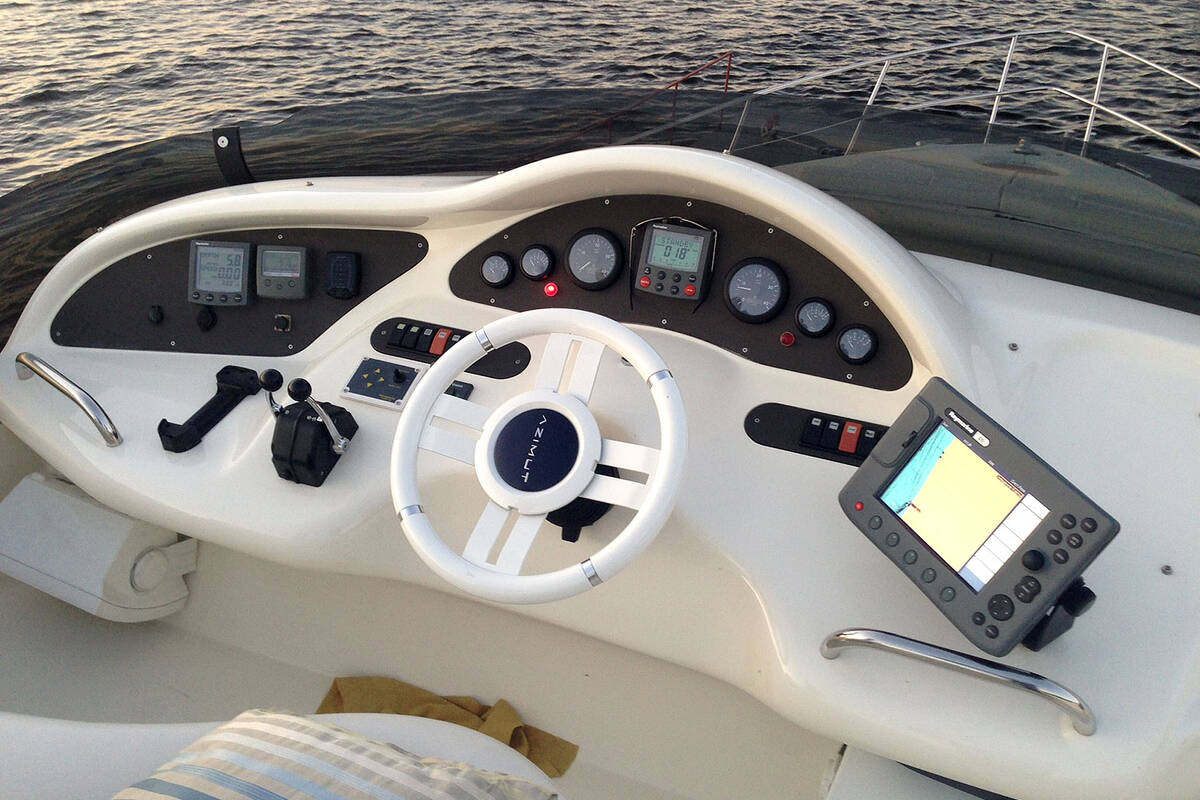 Control station on flybridge