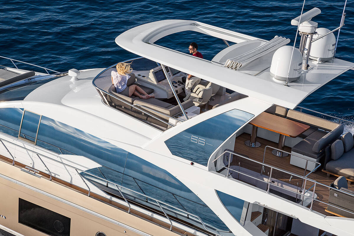 Exterior Azimut 66F