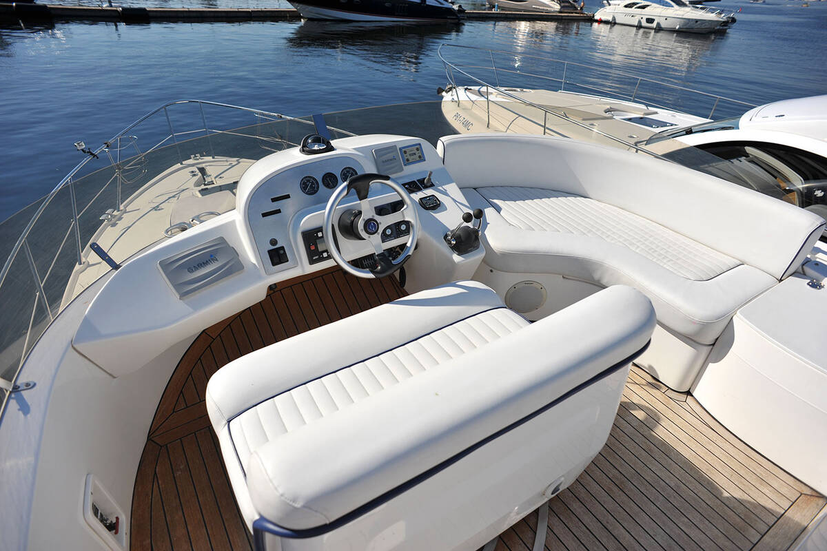 Control station on flybridge