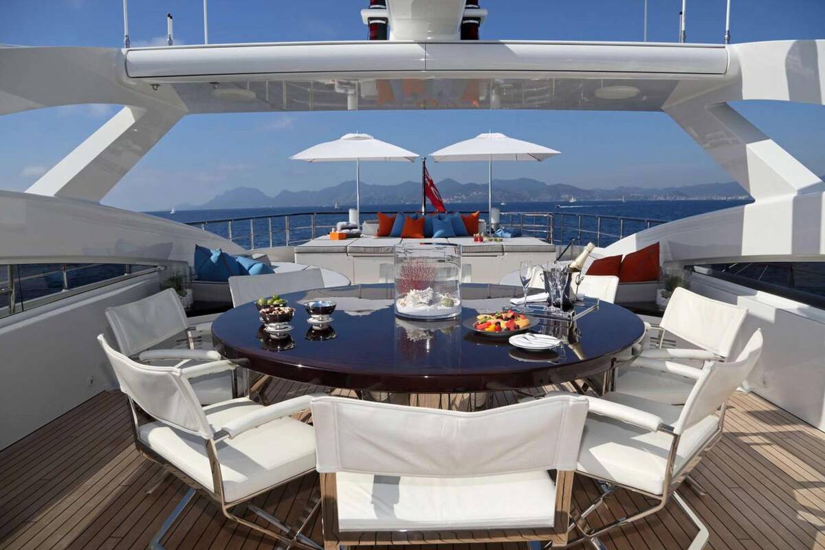 Dining area on the sundeck 