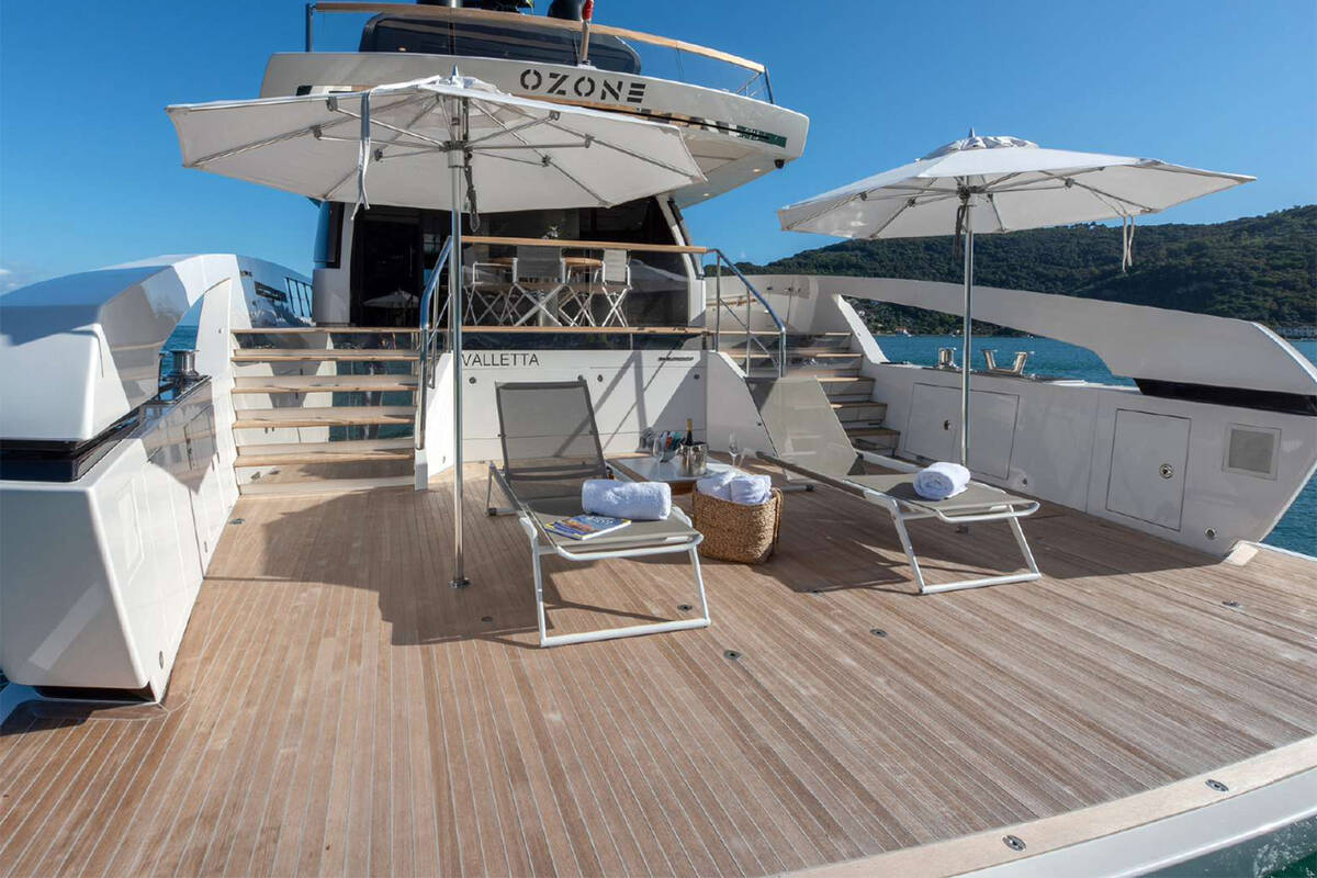 Beach club on aft