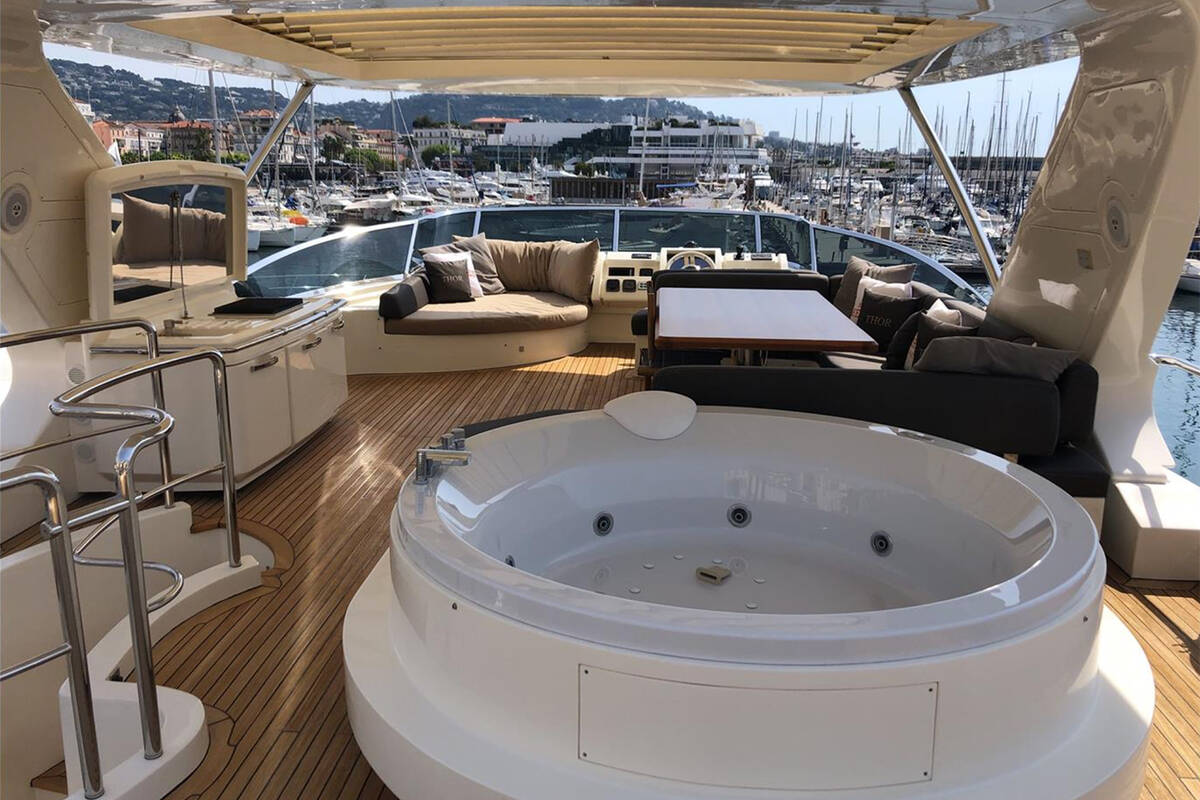 Jacuzzi on aft flybridge