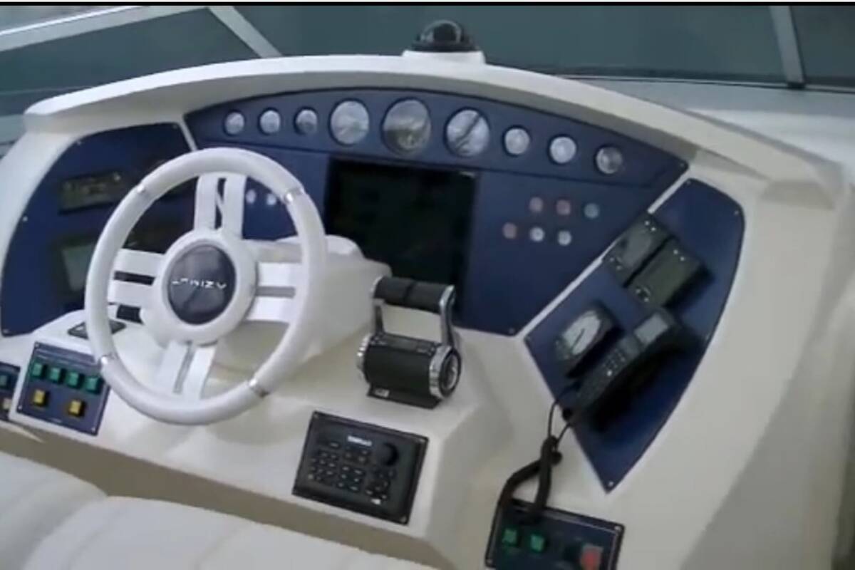 Helm station on flybridge
