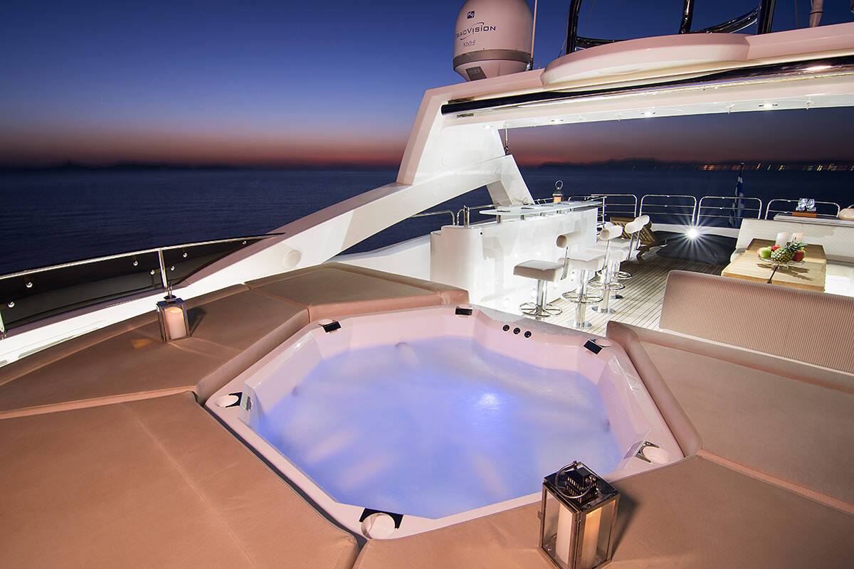 Large jacuzzi on sky deck