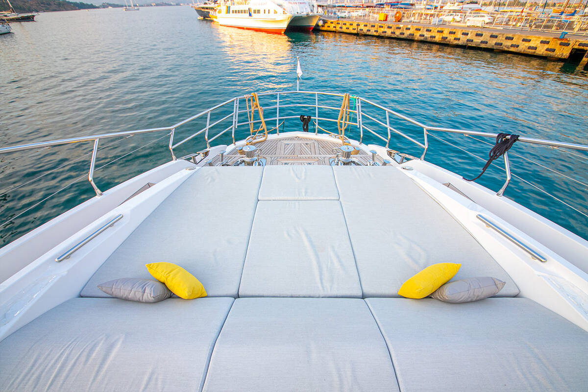 Sunbathing area on bow 