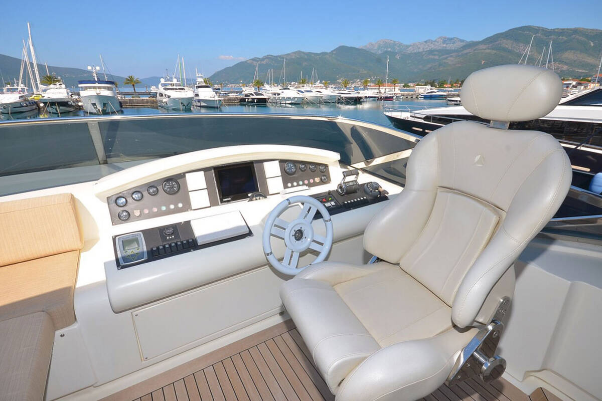 Helm station on flybridge