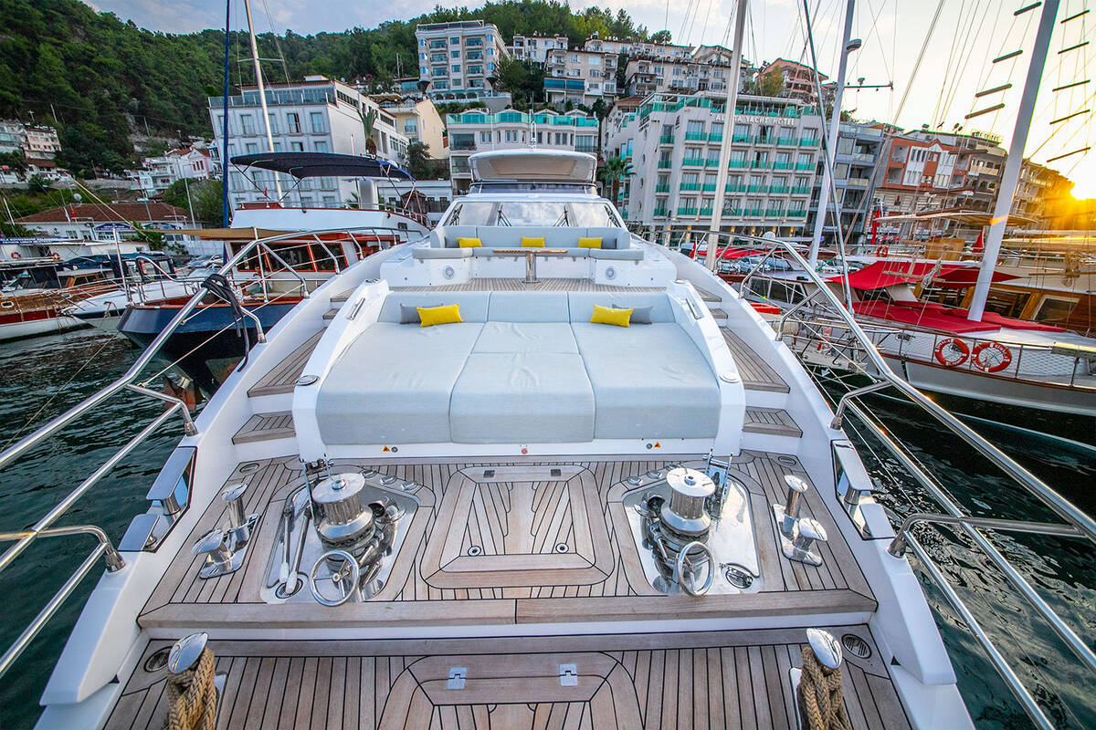 Lounge area and sunbathing area on bow