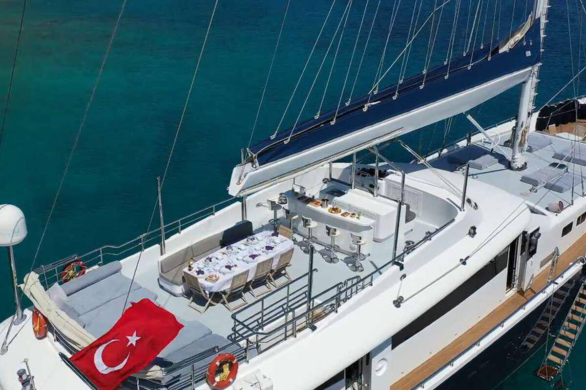  Dining area on deck