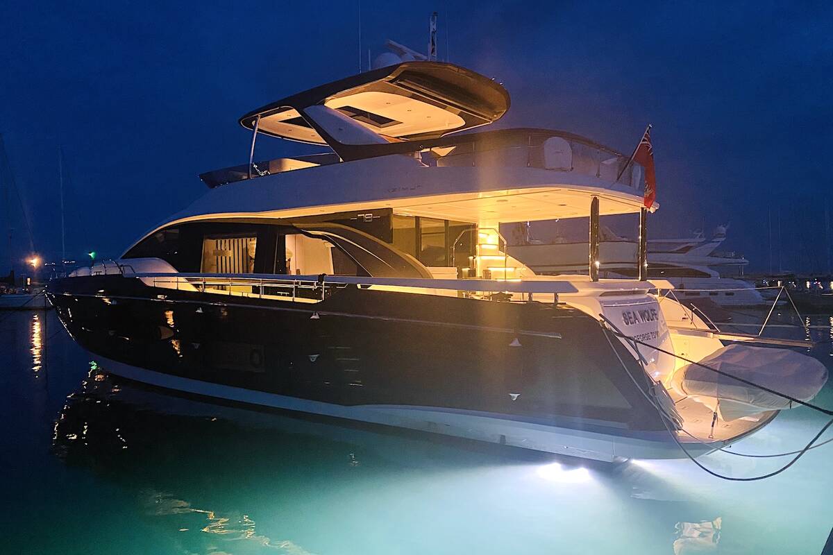 Exterior Azimut 78 Flybridge
