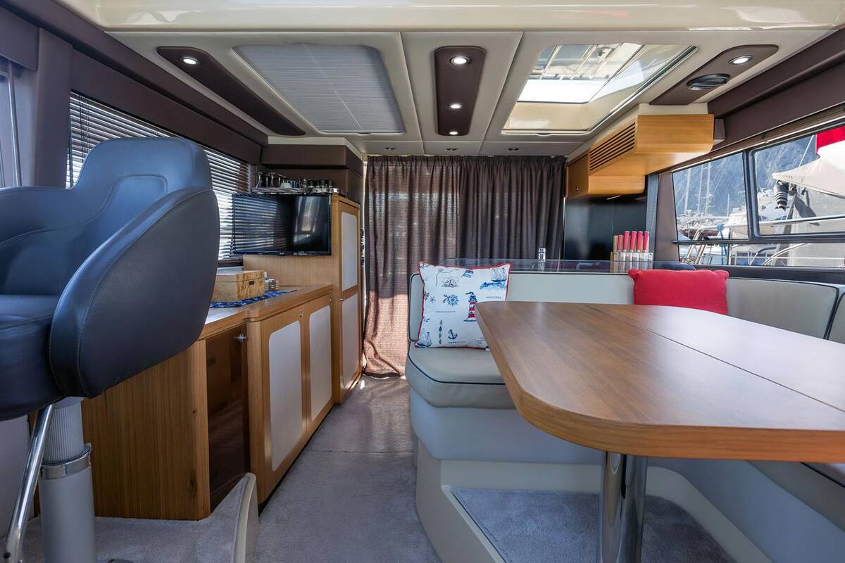 Interior Azimut Magellano 43 HT