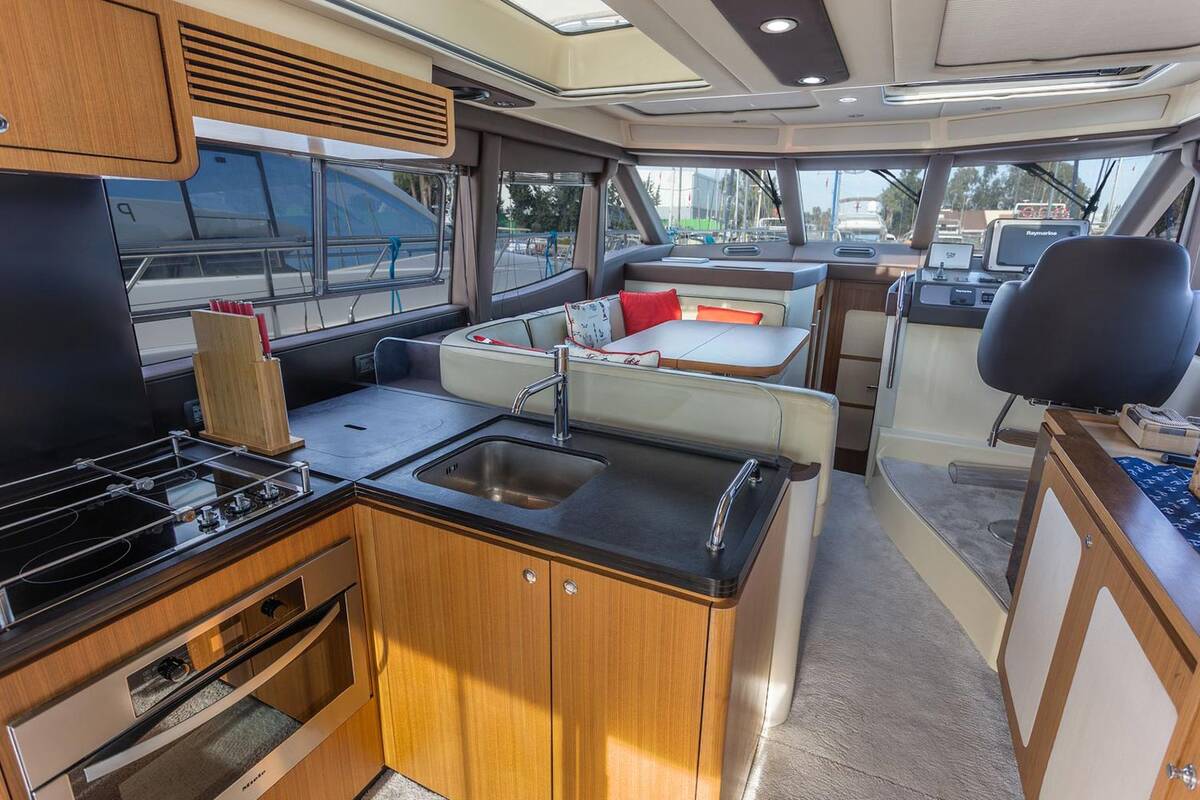 Interior Azimut Magellano 43 HT