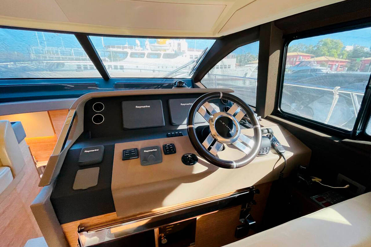 Helm station