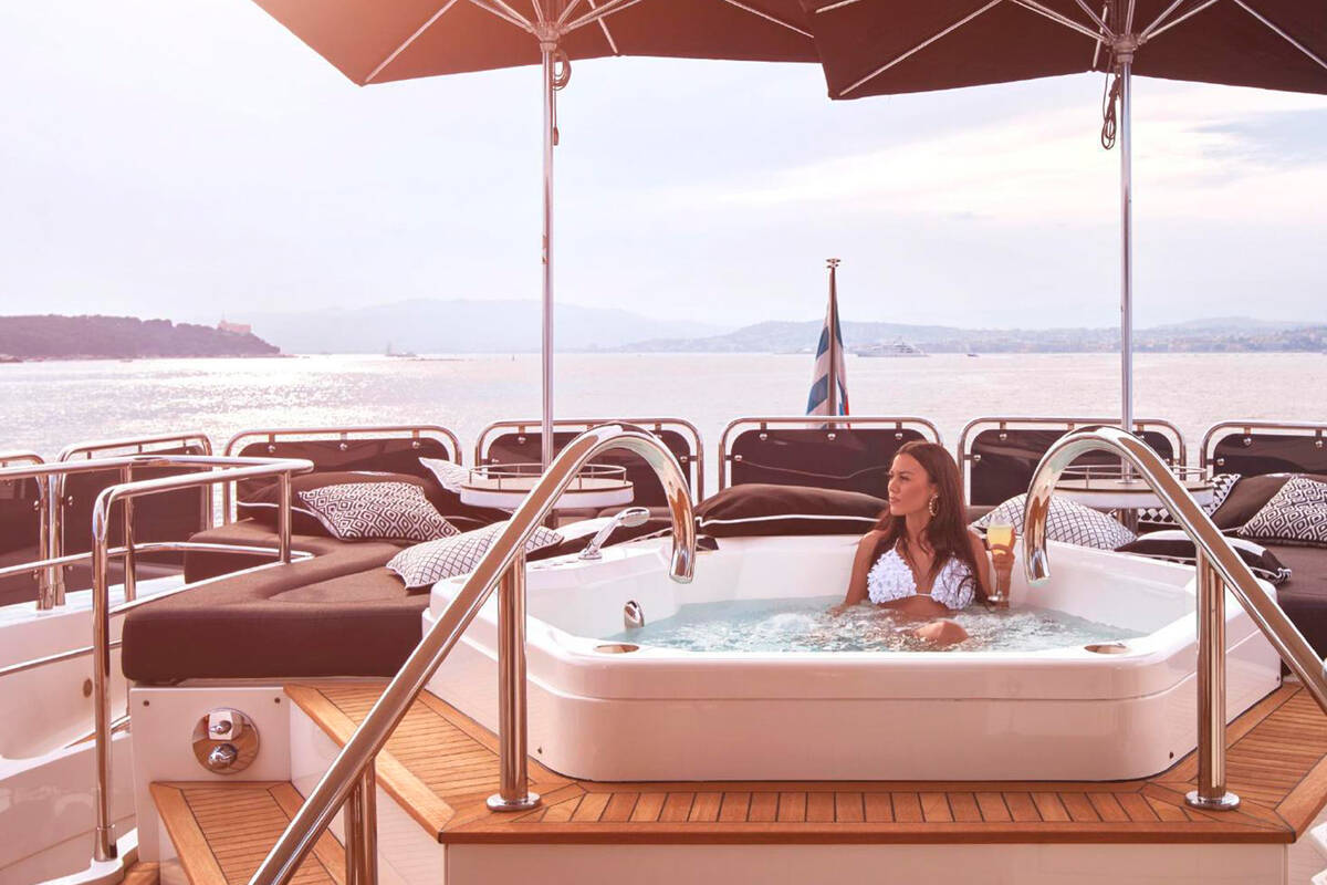 Jacuzzi on the sundeck 