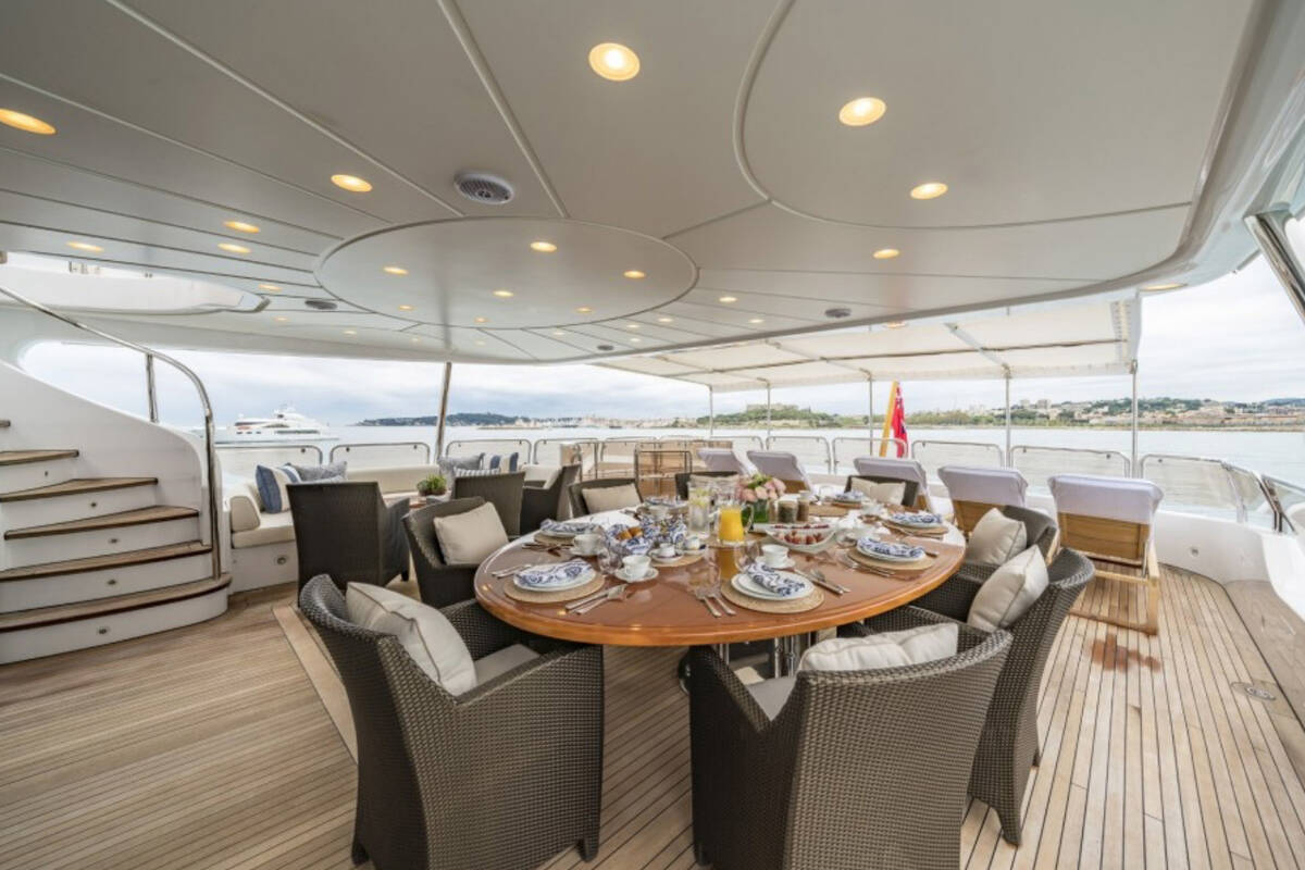 Dining area on upper deck 
