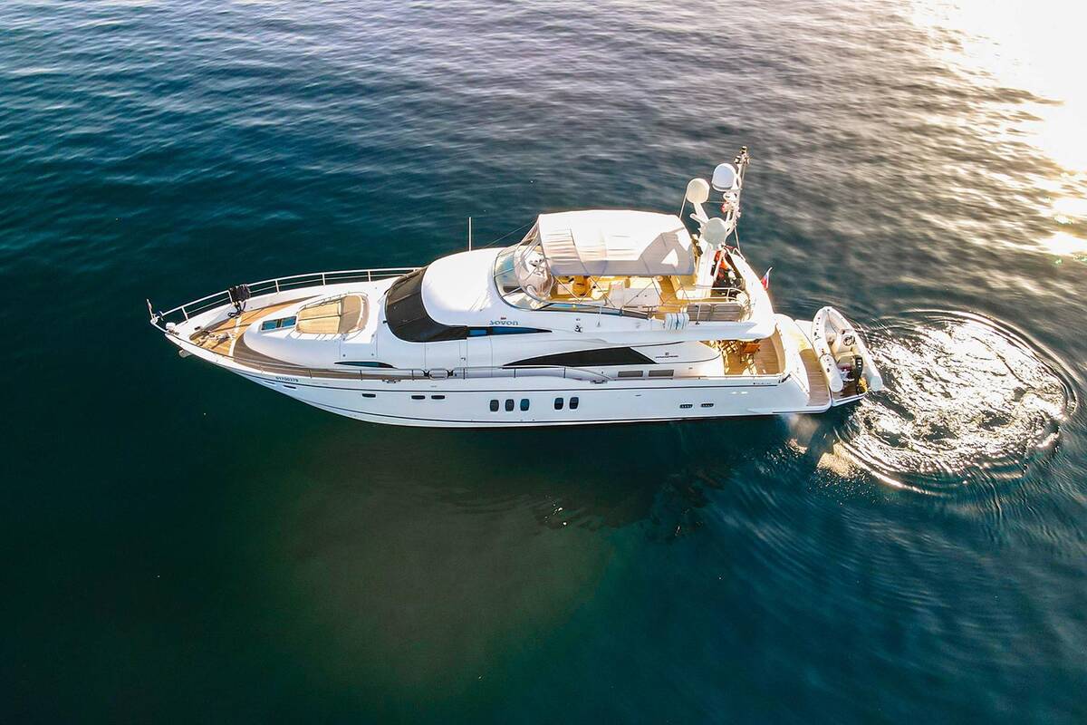 Exterior Fairline Squadron 74 M/Y "SEVEN"