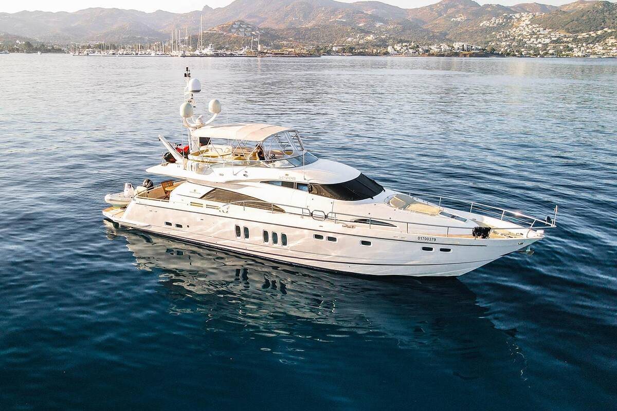 Exterior Fairline Squadron 74 M/Y "SEVEN"