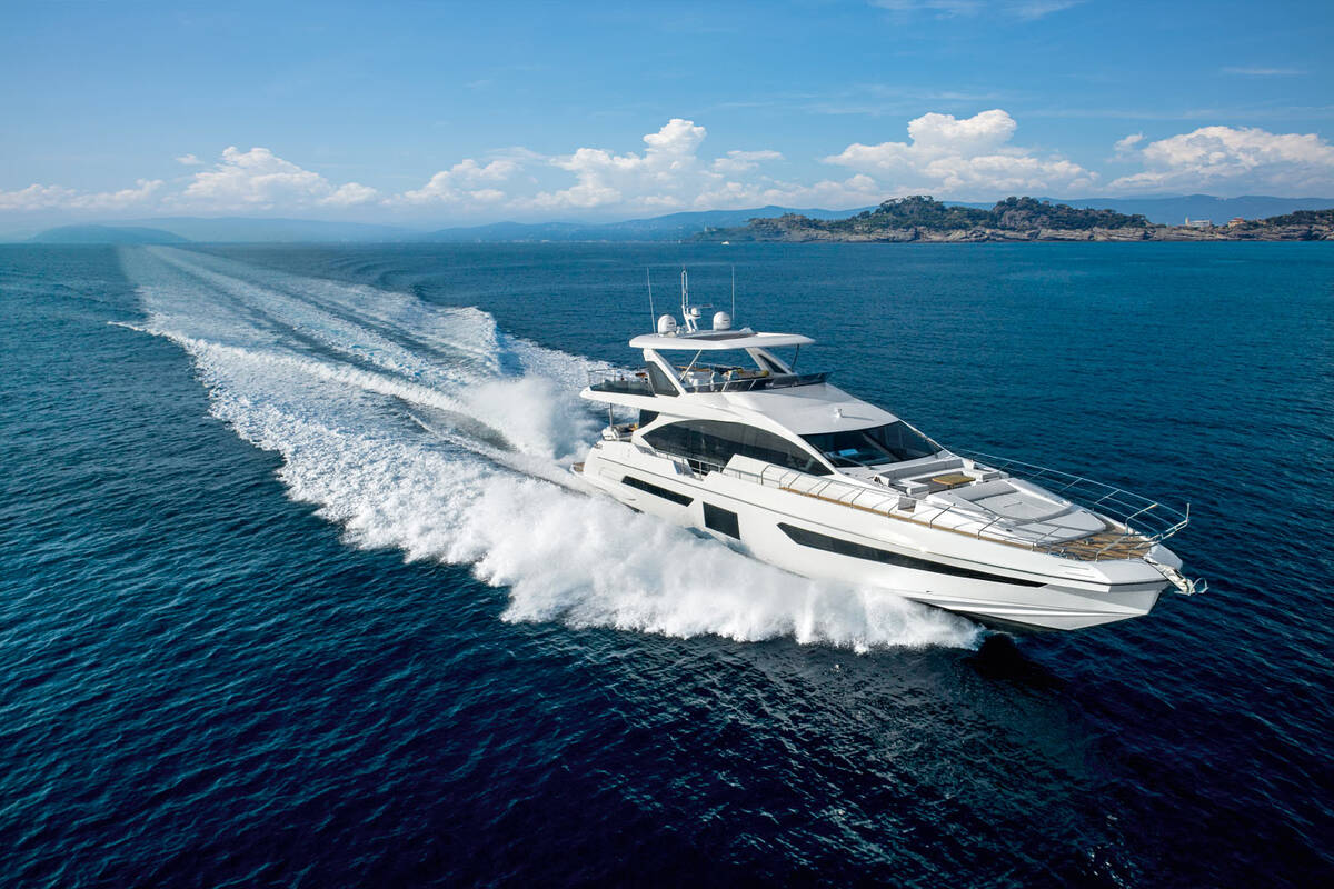 Exterior Azimut Grande 25 METRI