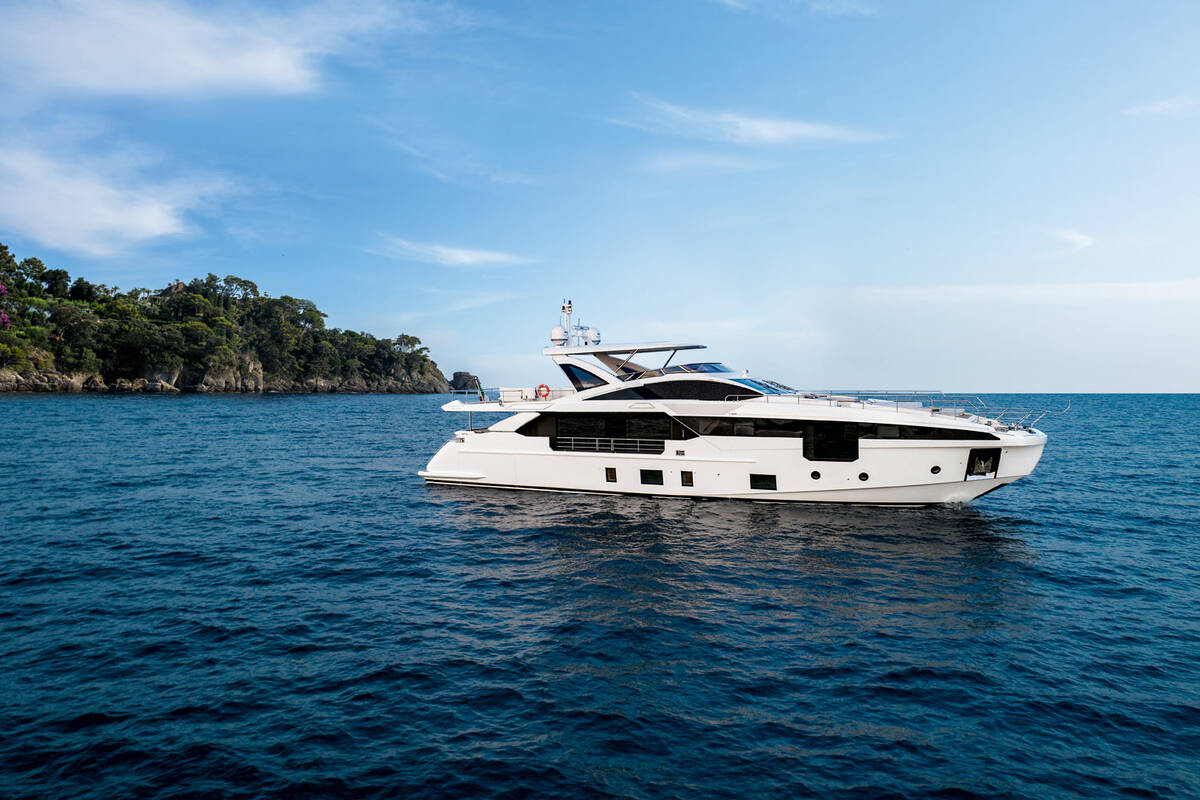 Exterior Azimut Grande 32 METRI