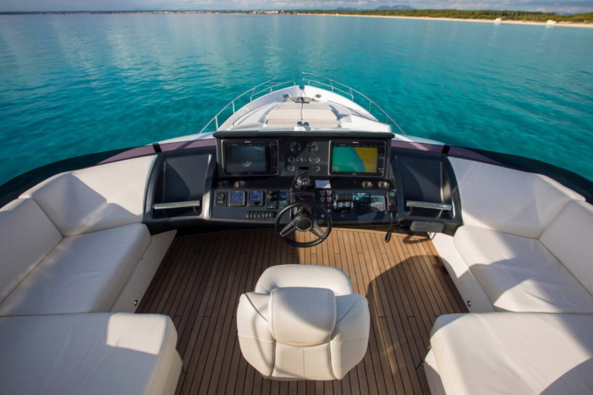 Helm station on flybridge 