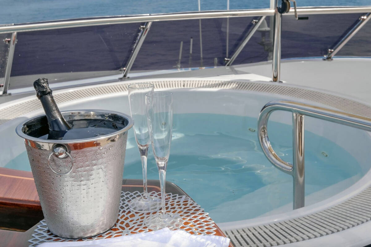 Jacuzzi on the sundeck 
