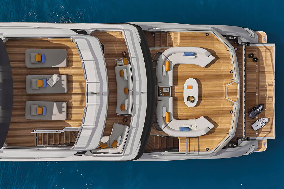 Exterior lounge areas on aft