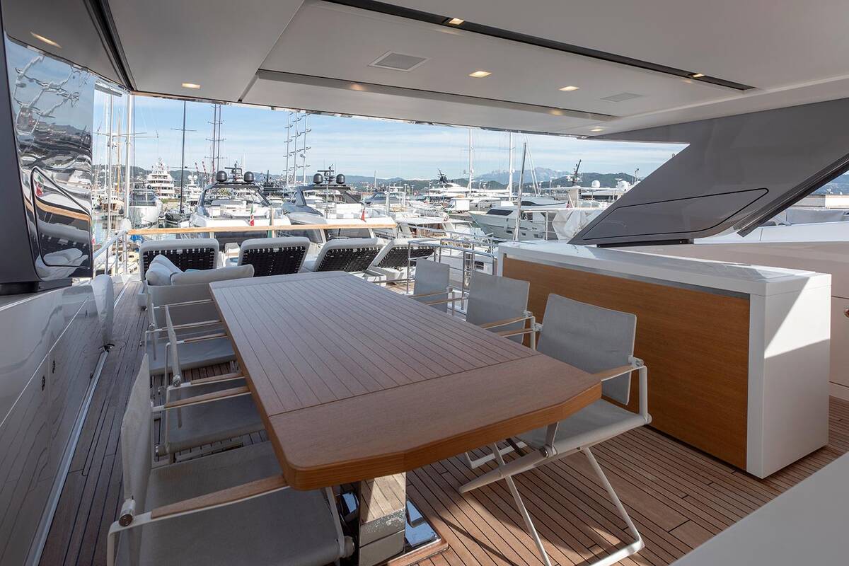 Bar and dining area on flybridge