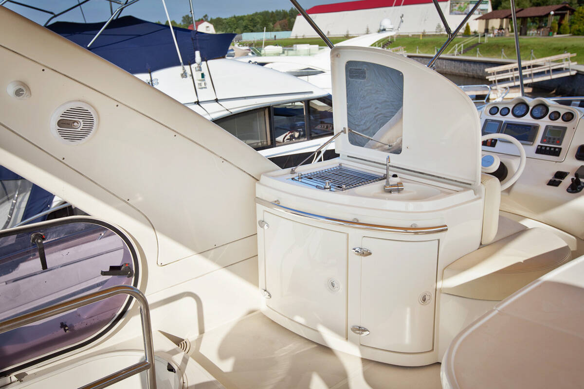 Grill on the flybridge. Exterior Azimut 50 - 2004