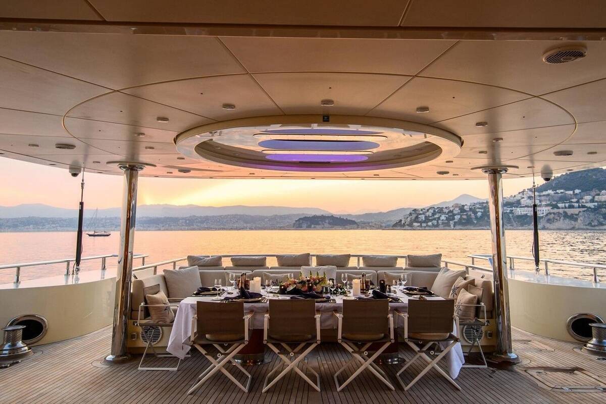 Dining area on the cockpit
