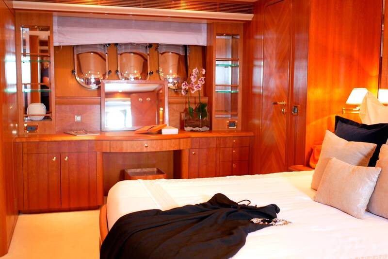 Master cabin M/Y LADY AMANDA