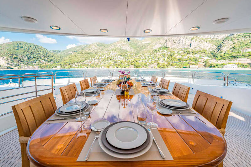 Dining area on the upper deck 