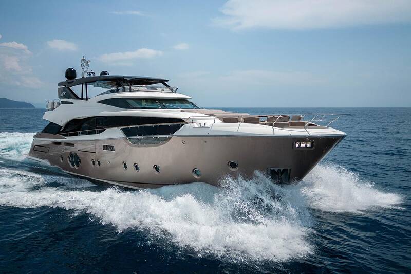 Exterior MCY 96 M/Y MIA 2017