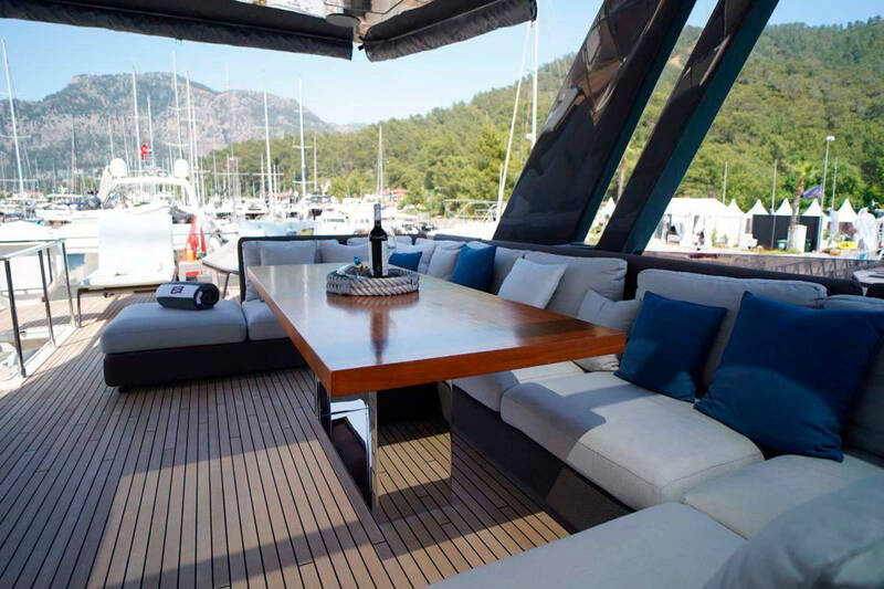 Dining area on the flybridge