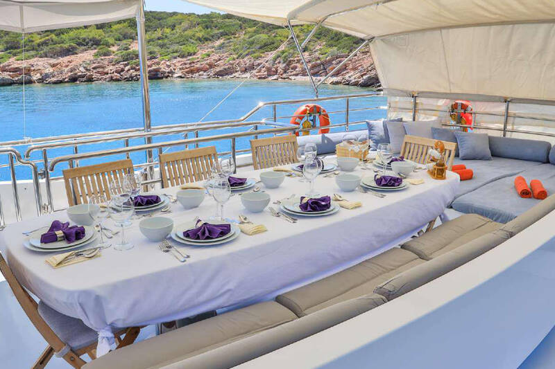  Dining area on deck