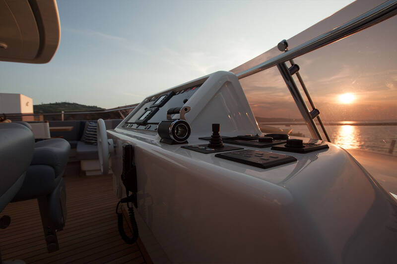 Helm station on flybridge