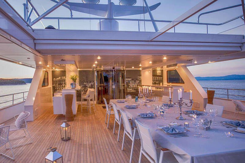 Upper deck dining 