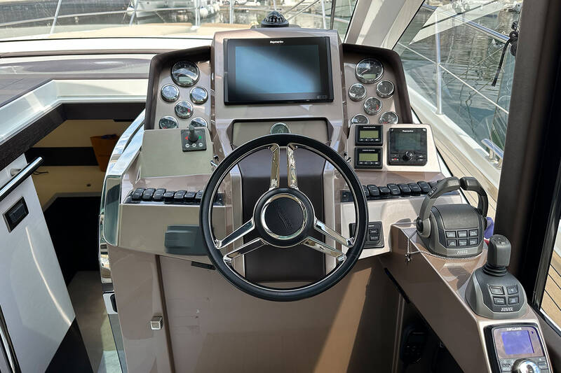 Helm station