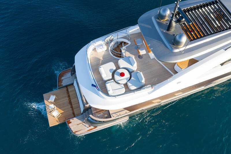 Lounge area on aft flybridge