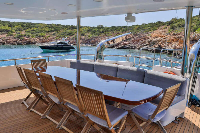 Dining area in cockpit